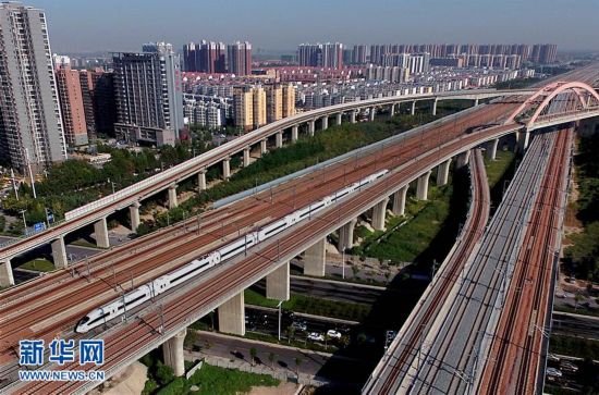 2016年9月10日,郑徐高铁通车运营,至此,郑州"双十字架"铁路枢纽