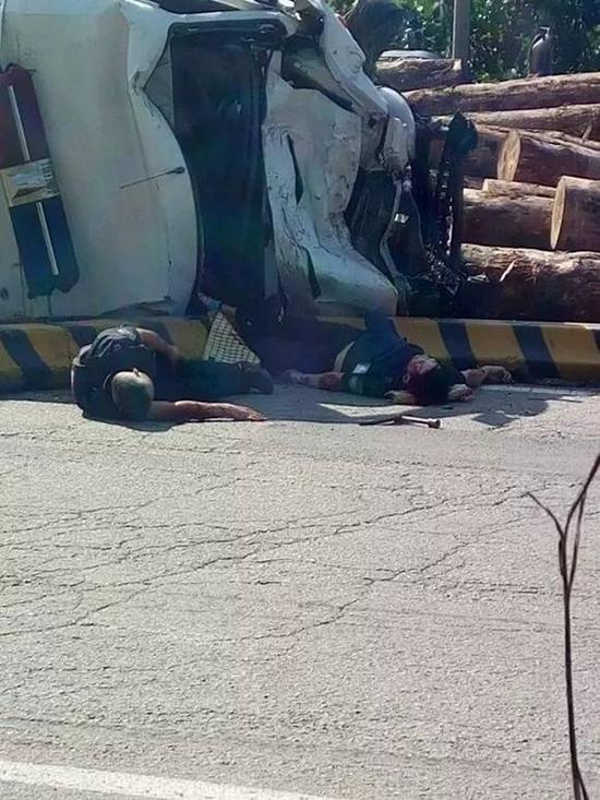 山东日照运钞车与货车相撞致5人受伤现场血腥(组图)