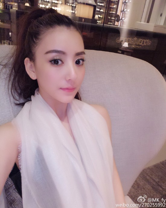 日前,郭富城网红女友方媛在微博晒出自拍与高级西餐的美照,荣升