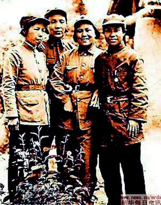 这是参加长征的部分女红军,左起陈琮英,蔡畅,夏明,刘英(资料照片)