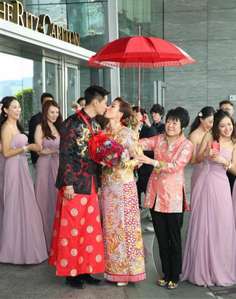 罗仲谦杨怡大婚 新人穿中式礼服甜蜜拥吻