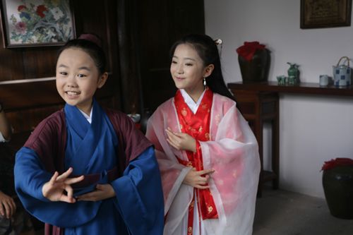 小戏骨周芷莹《白蛇传》化身"许仙"惊艳亮相