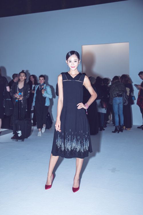 每套look都彰显海陆不同风采,此次海陆以一身黑色裙装搭配粉色高跟鞋