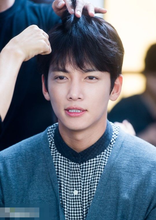 影视     人民网10月17日讯 韩剧《the k2》公开了男主角池昌旭在片场