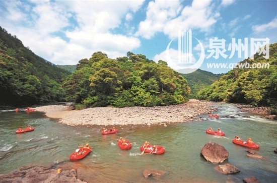 图为游客在石龙溪漂流.