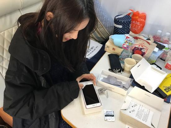 林允搞笑变"贴膜小妹" 网友点赞:超专业