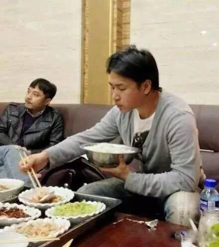 明星片场吃饭样子搞笑 佩服胡歌吴彦祖张国荣(图)