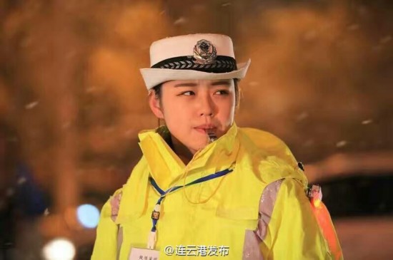 点赞连云港最美女交警雪中坚守岗位5