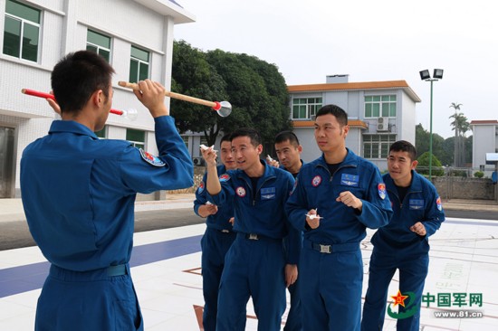 高清:南部战区空军歼-10双机同时空中加油--河南频道--人民网