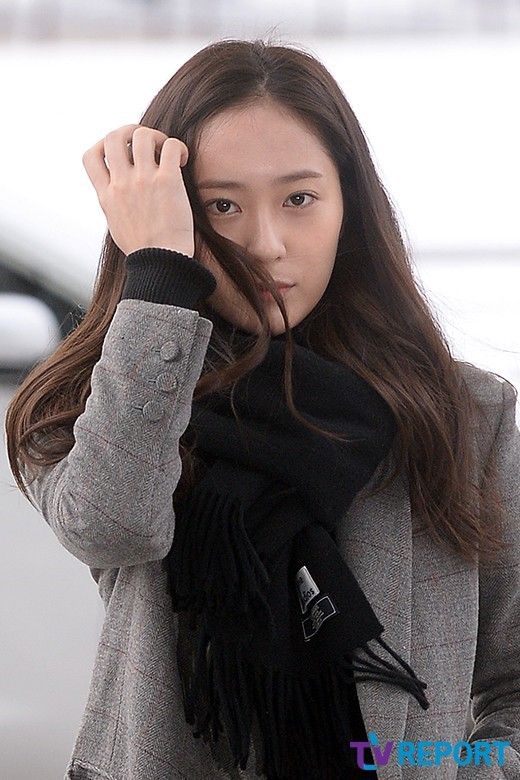 f(x)成员krystal低调现身机场 妆容素净微笑挥手【组图】