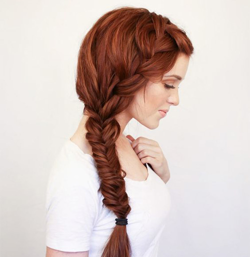 step1~2.将头发三七分线,并取出紧贴发际线的第一束开始编三股辫