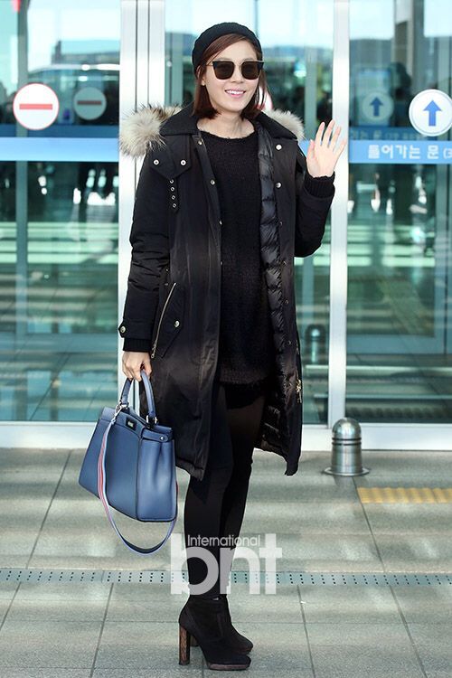 演员金荷娜现身机场 飞法国巴黎拍写真