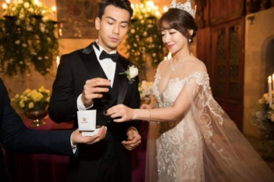陈紫函戴向宇古堡大婚 用浪漫婚戒承诺一生只爱一人