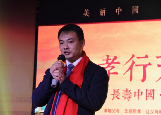 新闻发布会后记者采访了百年堂董事长王博,他说:"2016年我想让百年堂
