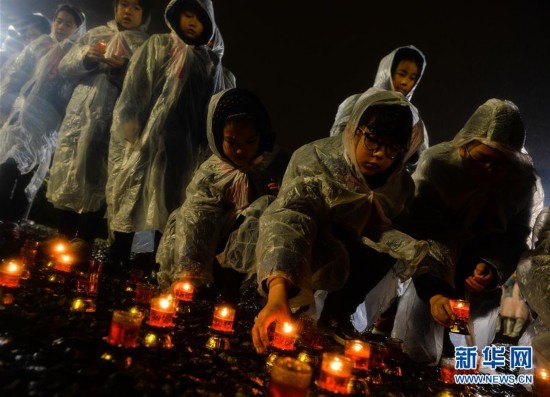 南京大屠杀死难者国家公祭日 点点烛光寄哀思