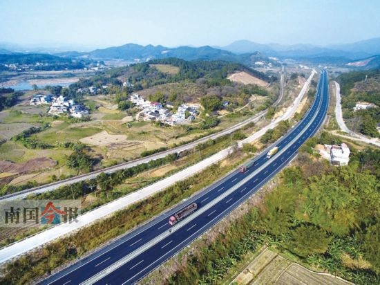 沥青路面铺设完毕 桂柳高速"颜值"大大提高(图)