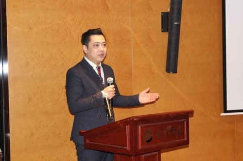 中国琥珀收藏协会会长郑相禾致辞