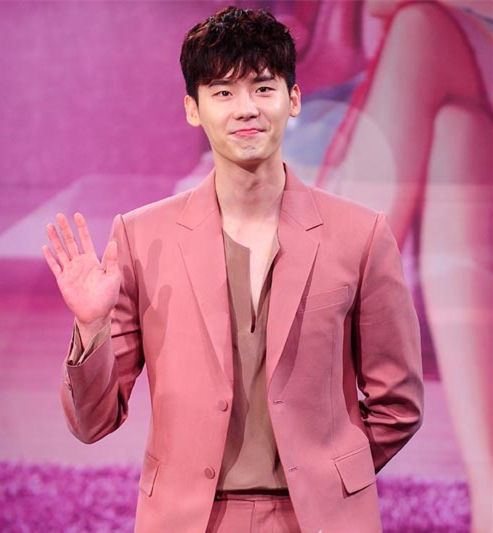 李钟硕粉色西装