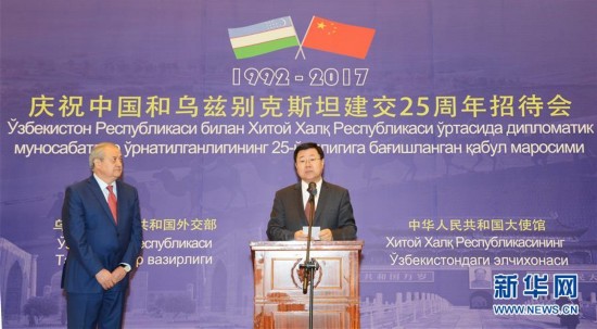 1月5日,在乌兹别克斯坦塔什干,中国驻乌大使孙立杰(右)在中乌建交25