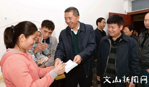 文山州委书记纳杰看望慰问部分困难职工和先进工作者走笔