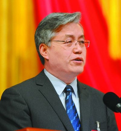 今天上午,市政协十二届五次会议举行第二次全体会议,委员们走上主 