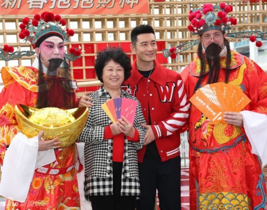 24孝好老公!黄晓明替孕妻抱财神萌娃 自曝如何结缘baby