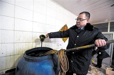 天津静海区查处独流镇非法调料造假窝点 新华社 发