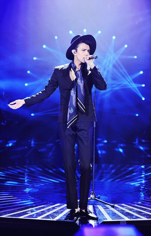 迪玛希挑战《秋意浓》被赞"中文八级" 穿深v西装引尖叫