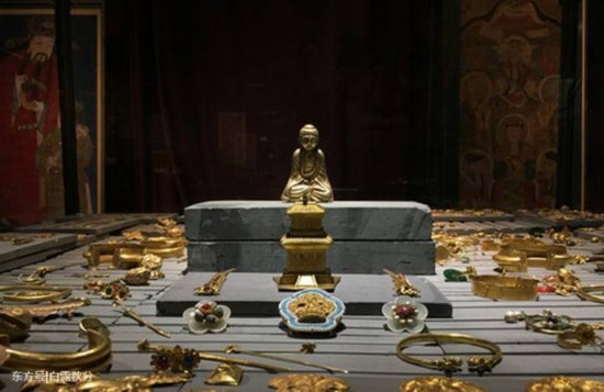 三件展品从款制,龙凤文化,财力将吴三桂当时的称帝之心全方位展露,"