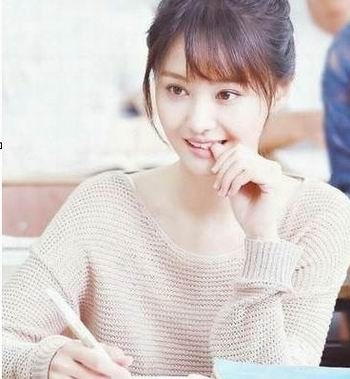 郑爽街头抽烟被拍 抽烟姿态动作熟练与清纯形象相距甚大 抽烟的郑爽是