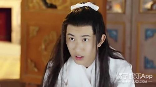 白浅变回女儿身的时候,未婚夫桑籍来求亲,遭到拒绝之后就和白浅的丫鬟