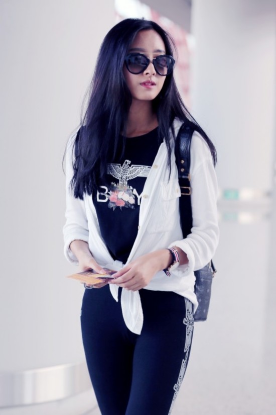 代文雯机场look曝光 "蛤蟆镜"抢眼潮范儿十足