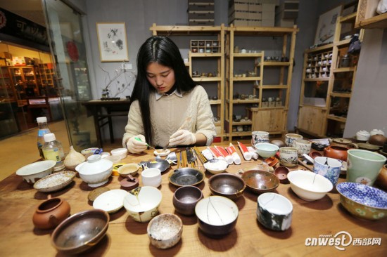 金缮修复 粉巷90后女孩儿让破碎的瓷器恢复生命--陕西频道--人民网