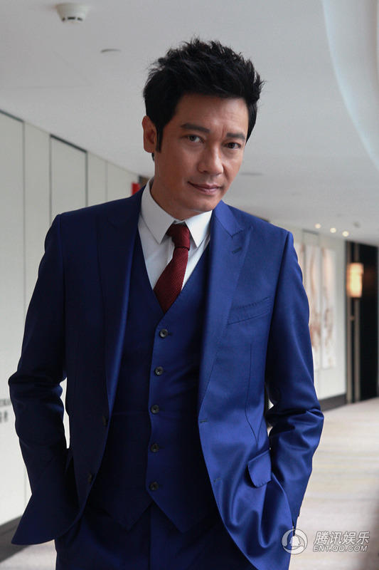 活动当天,罗嘉良一袭蓝色西装亮相,搭配酒红色领带,儒雅时尚帅气十足
