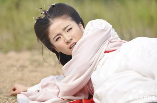 山东频道 文化 娱乐   贡米:《聊斋三之画壁》中饰演狐妖梦凡