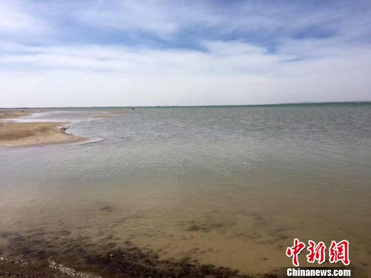 图为干涸了半个多世纪的哈拉诺尔湖出现了天水相连,碧波荡漾的水面