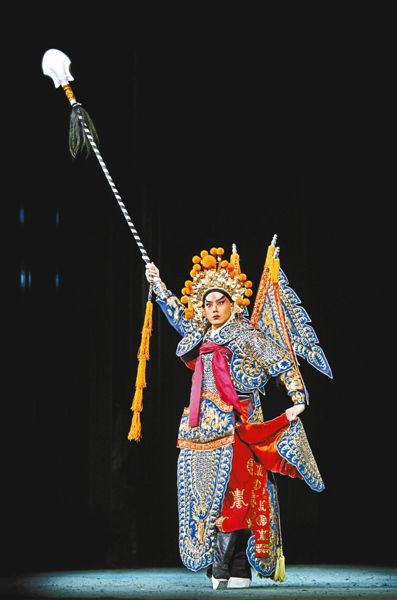 当年杨小楼的师傅俞菊笙每次上演《挑滑车,只要把那杆大铲头枪