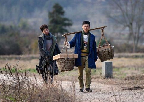 《鸡毛飞上天》第49至58集剧情介绍:骆父意外坠亡 陈江河骆玉珠冷战