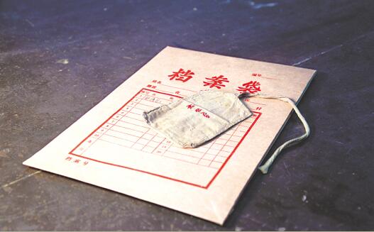 创作团队在陕西省延川县档案局拍到的"娘的心"针线包. 吴璇 摄