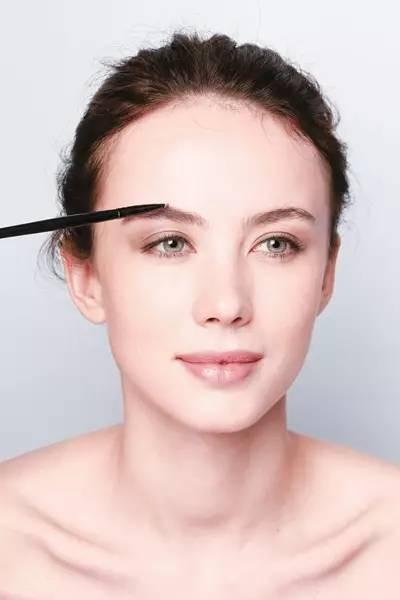 5个步骤,韩式平眉秒变今季最时髦眉型!