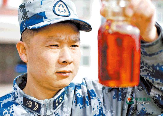 高清:为战鹰"验血"是一项什么样的工作?