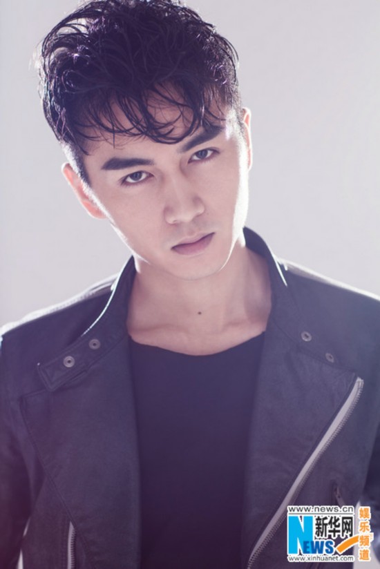 陈晓皮衣写真演绎不羁魅力 五官精致眼神凌厉