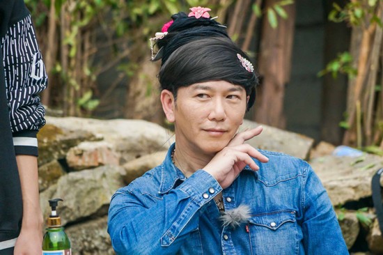 梳凤尾头的温兆伦摆比兰花指拍照,少女感十足.
