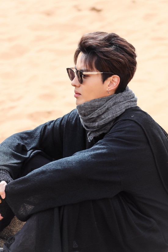 很嗨!《奇楼》吴亦凡沙漠休息摇臀摆臂 激动翘兰花指