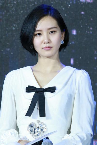 而周冬雨等短发女星,因为头发护理得当与染的发色和肤色相称,自然更