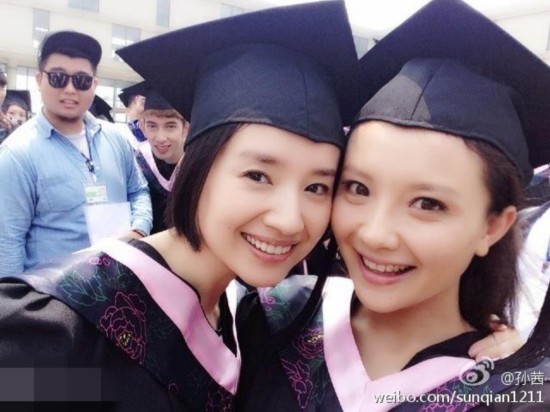 迪丽热巴毕业照片曝光 胡歌郑爽宋仲基李圣经少女时代学士服照盘点