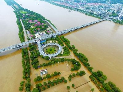 7月4日航拍的洪水包围下的长沙橘子洲大桥,桥下的橘子洲景区因
