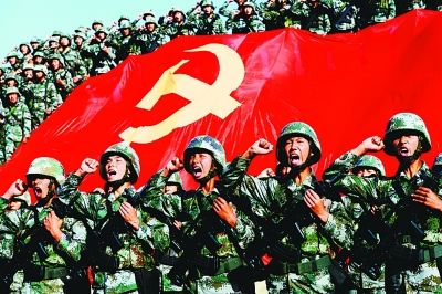 某机步师"红八连"组织向党旗宣誓活动 谭长俊摄/光明图片