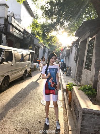 "国民小姐姐"陈娅安晒照自黑 网友喊话:和蒋劲夫在一起了吗?