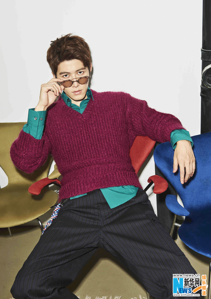 陈学冬登杂志封面 红绿撞色搭配演绎初秋时尚